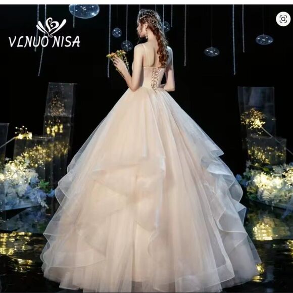 NWT WHITE V-Neck Tulle Tiered Wedding Dress Gown — Size M -Elegant Bridal Dress - Picture 10 of 13